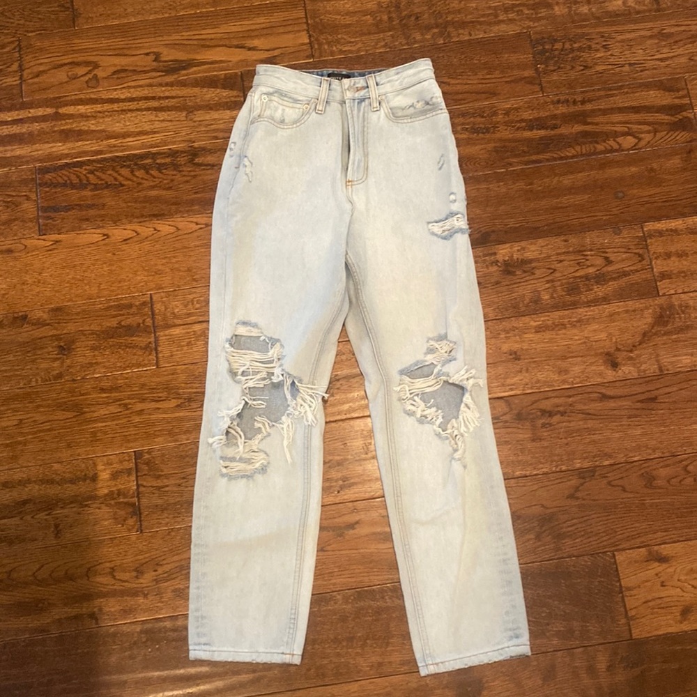 White Fox Boutique distressed jeans. Size XS